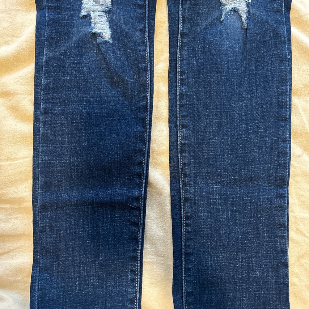 Sz 4 Brand New American eagle ripped jeans
